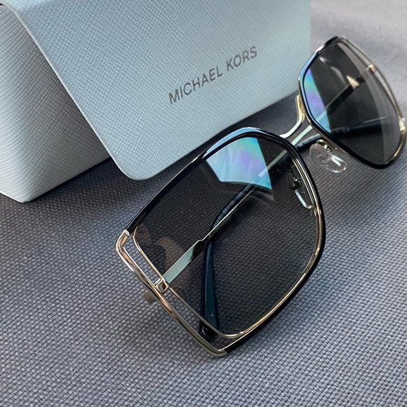 New and beautiful for a glamor style - Picture 2 of 2